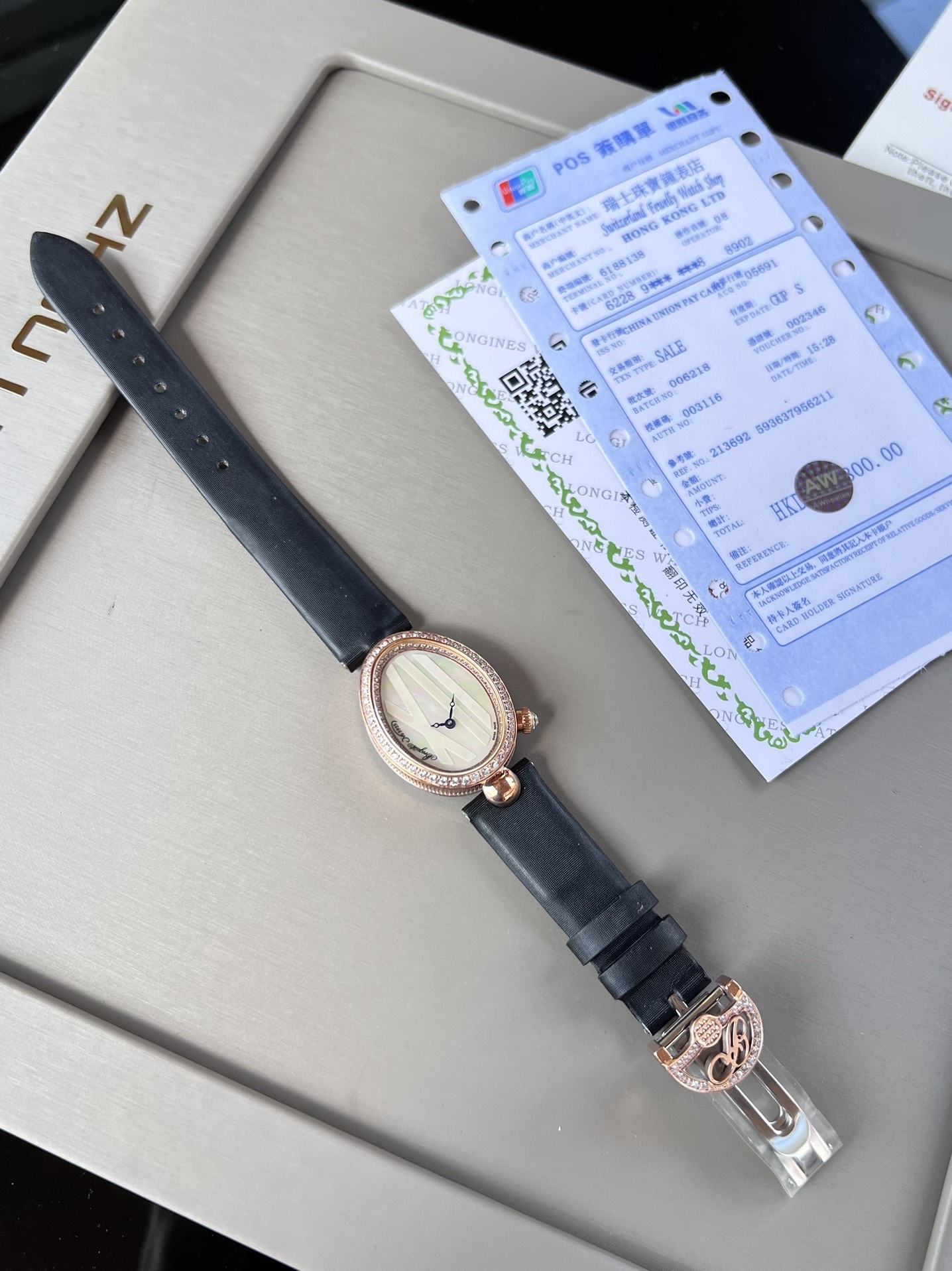 優雅出品史上最強復刻女表——寶璣那不勒斯皇后  黃金殼  系列驚艷登場，修正市場版本的所有不足，高貴典雅，盡顯女王風範！
【表殼】腕表尺寸分別為中號36.5x28.5毫米 小號33 x 25毫米
鵝卵形表殼高雅大氣，表殼外緣飾有錢幣紋。表圈和表殼周圍鑲嵌共117顆施華洛水晶（約0.99克拉）。表冠處鑲有一顆梨形晶石（約0.26克拉）
【精彩細節】
1.與原裝吻合，在表殼背部均打有貴金屬標識，效果清晰工整，彰顯腕表檔次。2.穹面玻璃，從側面看不僅有魚眼效果，還能折射鑽石帶來的璀璨光芒，更顯腕表高貴血統。
3