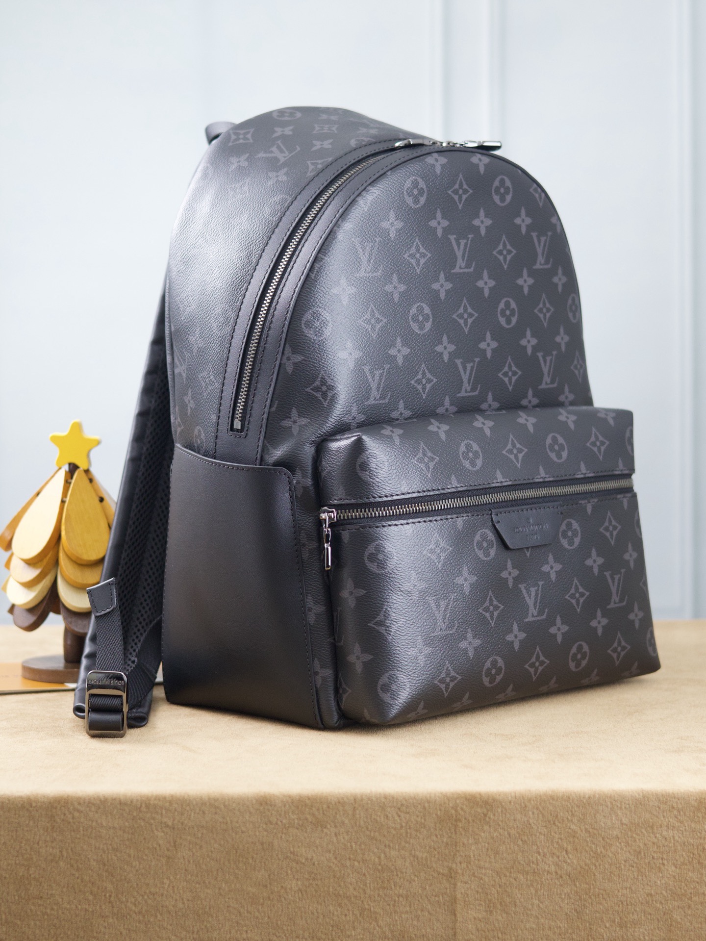 【163C01芯片版】
DISCOVERY 小號雙肩包
型號：M22558黑花
材料：進口原廠面料 原廠皮
尺寸：29x38x20cm