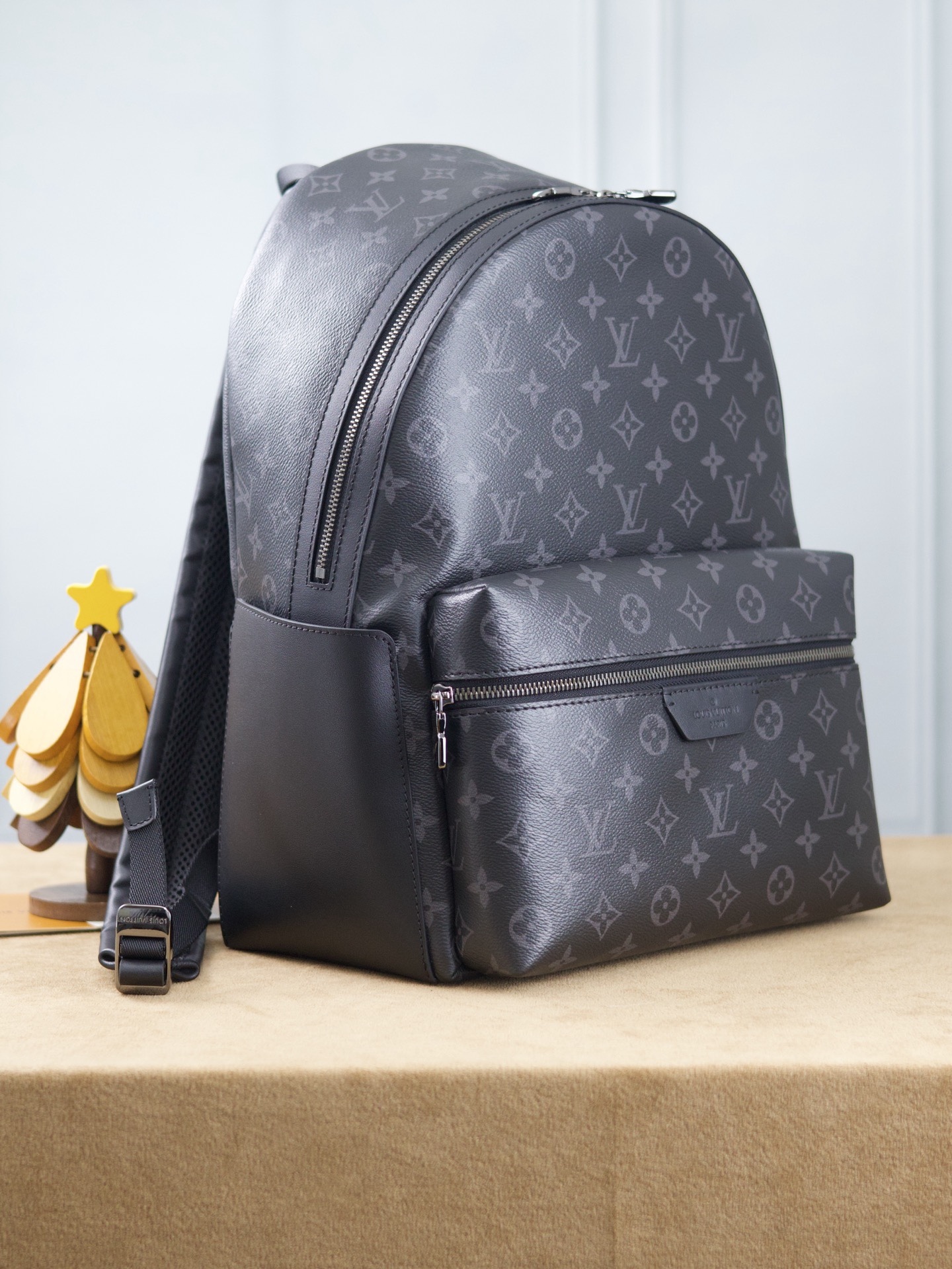 【163C01芯片版】
DISCOVERY 小號雙肩包
型號：M22558黑花
材料：進口原廠面料 原廠皮
尺寸：29x38x20cm