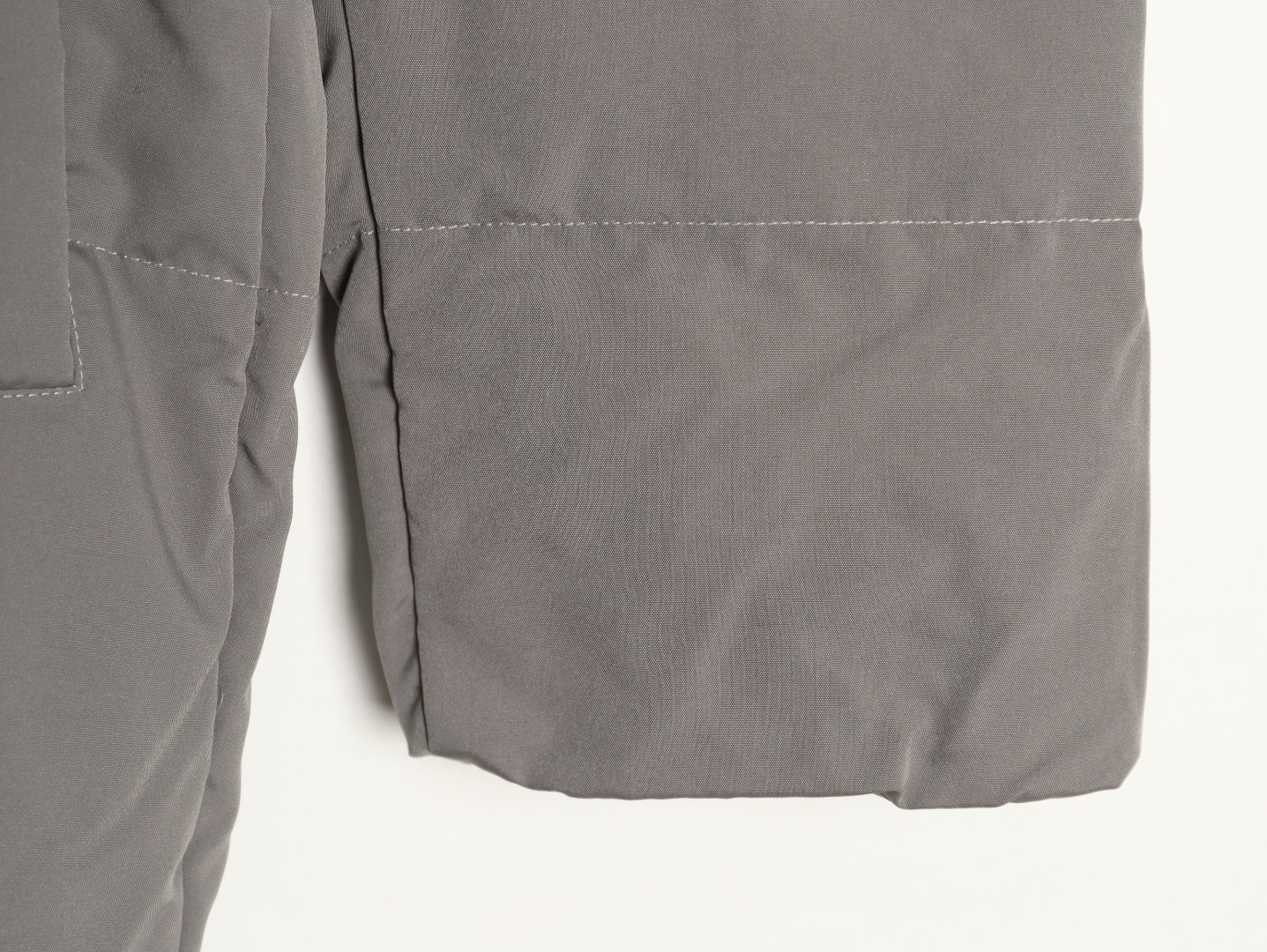 THOM BROWNE/湯姆布朗TB 四槓小狗長款羽絨服
採用進口90鴨絨填充 內外里加雙層內膽不會跑毛 高密度防風抗寒功能性面料 手感柔軟舒適  工藝更是精湛 嚴防鑽絨 採用國際先進的真空充絨技術 增加空氣隔層 不損傷羽線 能保持羽原有的柔軟性、彈性及手感 將羽絨的保暖性發揮到最佳！
N Size：S-M