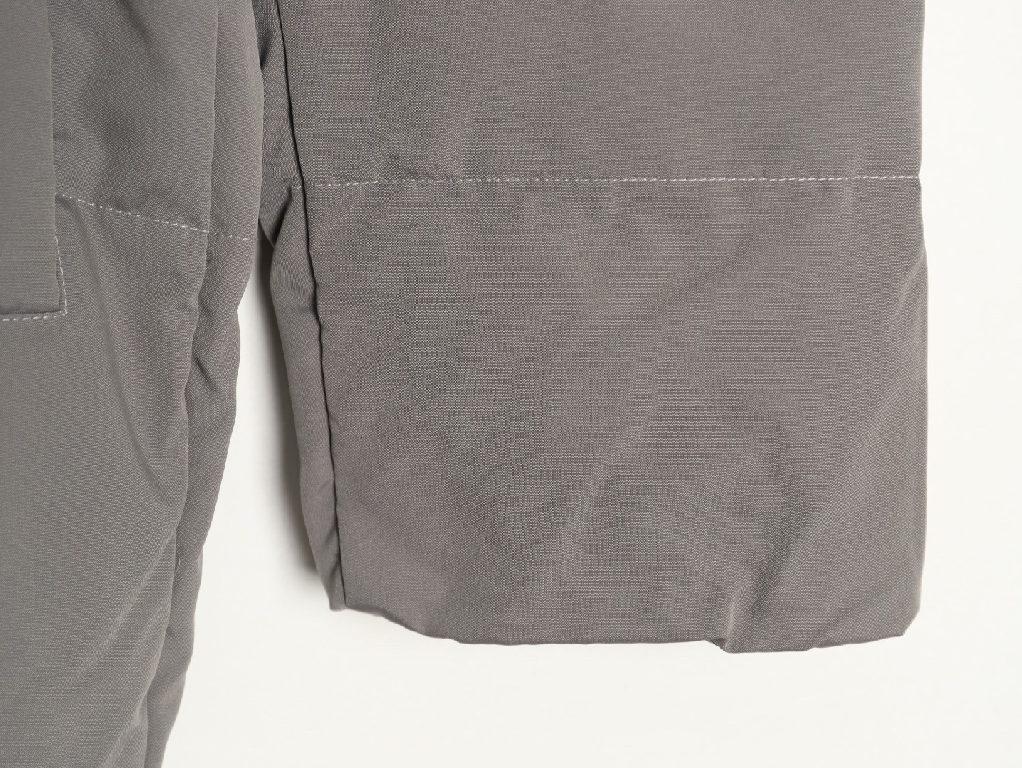 THOM BROWNE/湯姆布朗TB 四槓小狗長款羽絨服
採用進口90鴨絨填充 內外里加雙層內膽不會跑毛 高密度防風抗寒功能性面料 手感柔軟舒適  工藝更是精湛 嚴防鑽絨 採用國際先進的真空充絨技術 增加空氣隔層 不損傷羽線 能保持羽原有的柔軟性、彈性及手感 將羽絨的保暖性發揮到最佳！
N Size：S-M