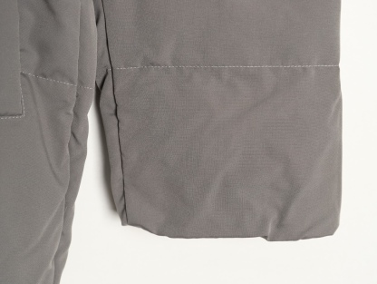 THOM BROWNE/湯姆布朗TB 四槓小狗長款羽絨服
採用進口90鴨絨填充 內外里加雙層內膽不會跑毛 高密度防風抗寒功能性面料 手感柔軟舒適  工藝更是精湛 嚴防鑽絨 採用國際先進的真空充絨技術 增加空氣隔層 不損傷羽線 能保持羽原有的柔軟性、彈性及手感 將羽絨的保暖性發揮到最佳！
N Size：S-M