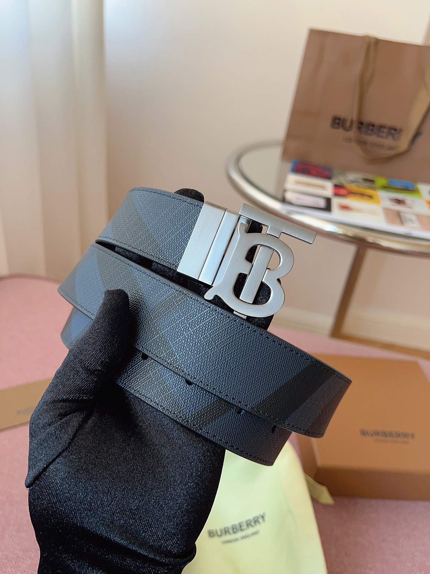 
Burberry博柏利品牌始終秉承傳統精髓，彰顯卓爾不凡的匠制工藝，優雅率性的英倫設計與銳意革新的時尚理念。3.5cm