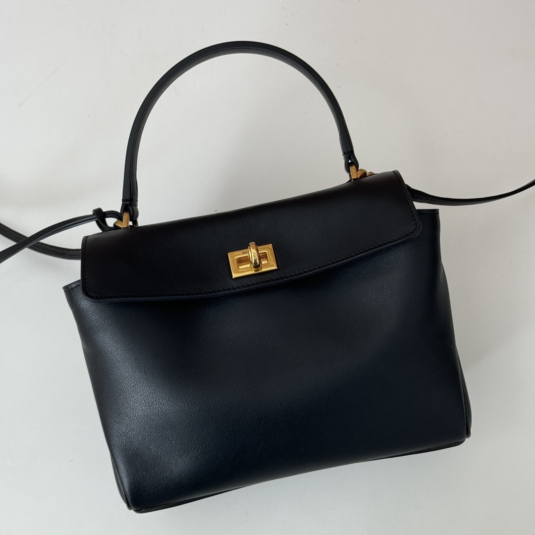 巴黎世家𝗕𝗮𝗹𝗲𝗻𝗰𝗶𝗮𝗴𝗮 🖤🖤出貨了！
款號：795456克色金扣
尺寸：22.8×9.9×8.3cm
