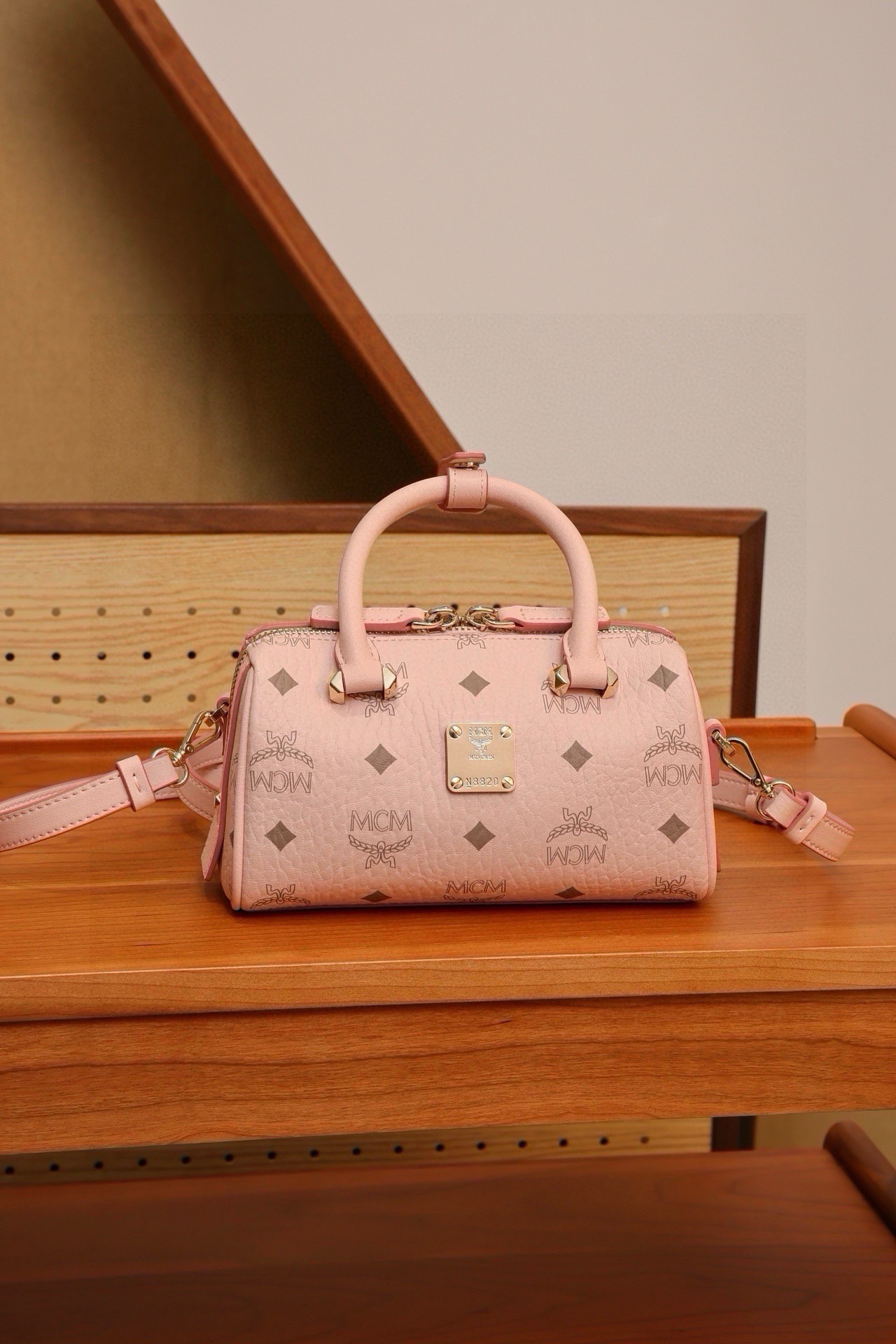 𝗠𝗖𝗠 𝗔𝗿𝗲𝗻 𝗘𝗦𝗦𝗘𝗡𝗧𝗜𝗔𝗟
霧霾粉𝗠𝗶𝗻𝗶#波士頓枕頭包

·Cp獨家®️老花滿印
🉑️單肩🉑️斜挎🉑️手擰
這款mini波士頓包對經典風格進行了全新演繹，採用淡粉色設計，是一款誕生於慕尼黑黃金時代的高端旅行包袋。經典Visetos材料製成，表達了向MCM根植於旅行理念的致敬。其外型讓人聯想起週末旅行包，採用乾淨利落的線條設計，並配有方便開啓的加長拉鍊。做工精細，一絲不苟，頂部提手由手工進行纏繞、針縫和邊緣上漆。
