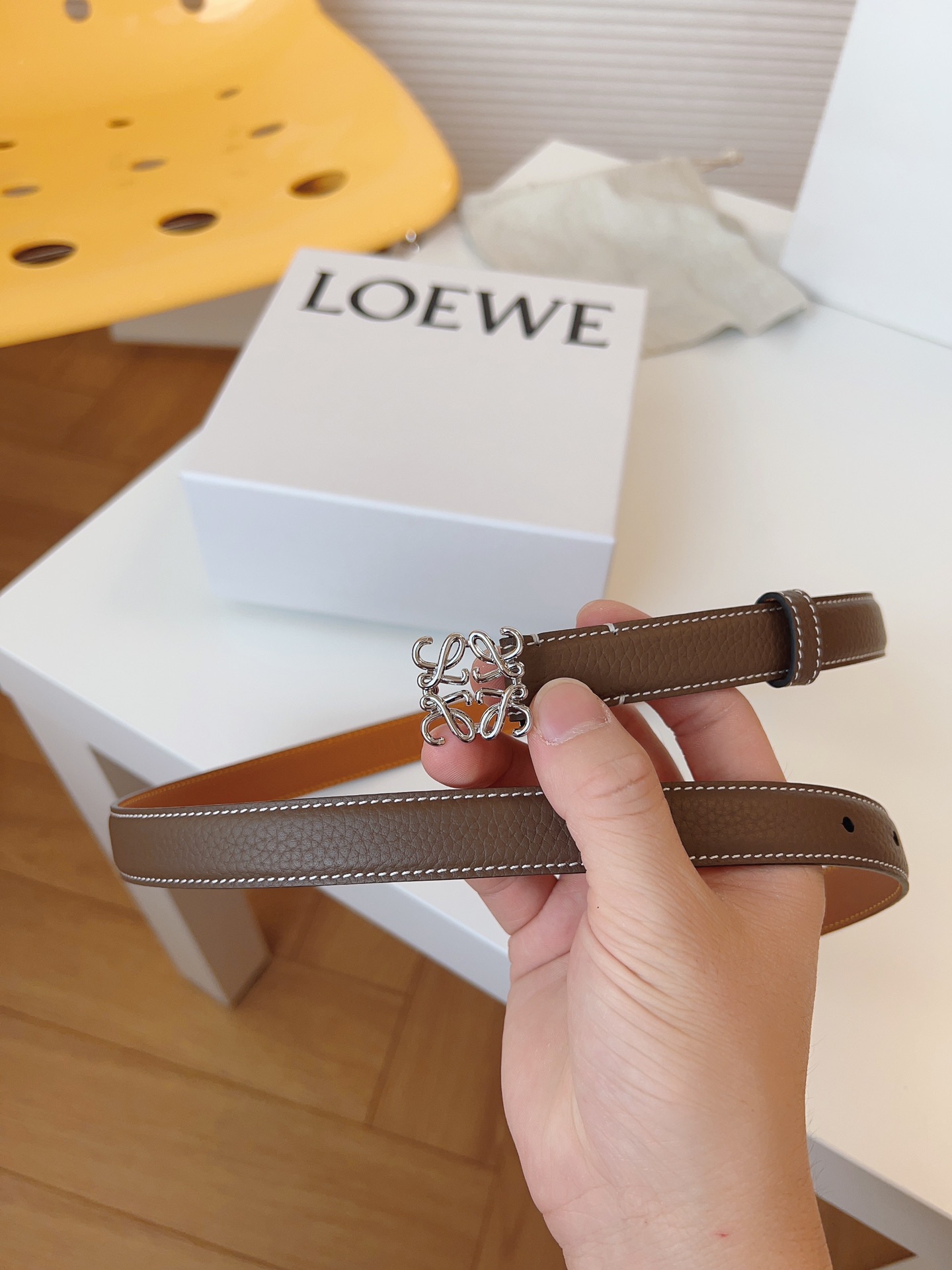 
Loewe 羅意威 經典粒面小牛皮，極簡風格的搭配，腰帶早已不是勒緊褲腰的工具，而是提升衣品，畫龍點睛的飾品；此款腰帶易搭配服飾。皮帶寬度：2.0cm