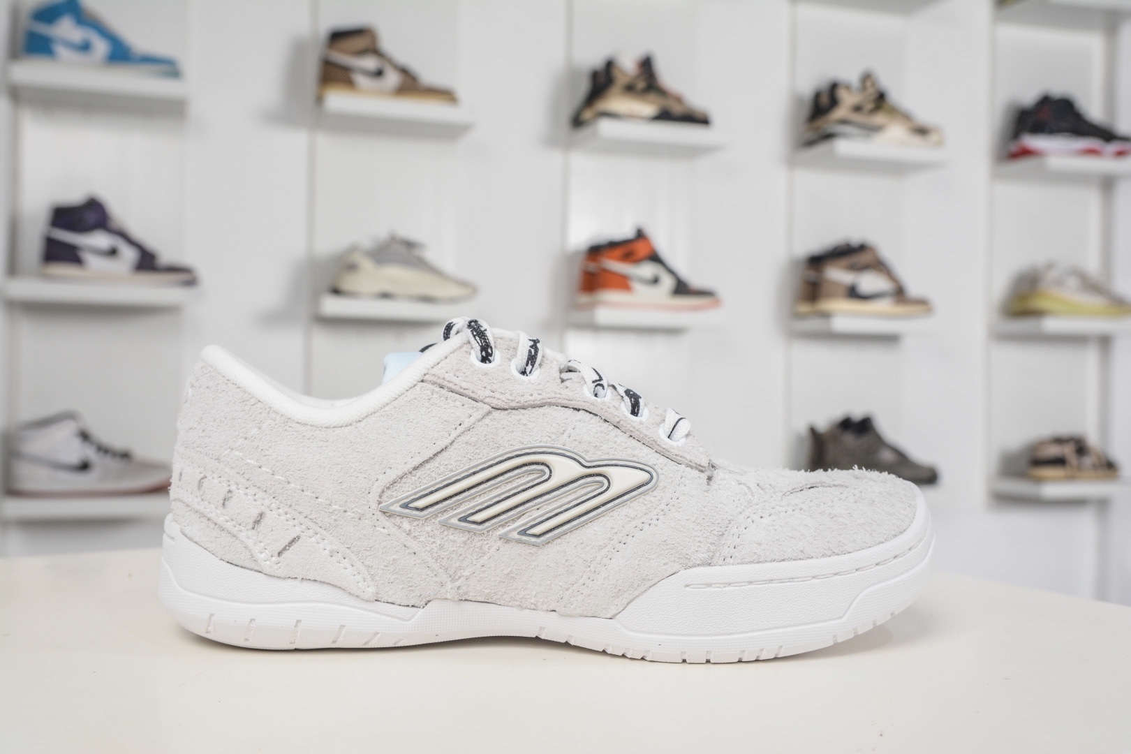 Balenciaga Hamptons Worn-Out Dark Brown 棕色巴黎世家十八18代 滌綸（聚酯纖維）牛皮革 圓頭系帶 低幫 生活休閒鞋板鞋 
貨號：841765 WHPSU 9910
尺碼：35 36 37 38 39 40 41 42 43 44 45 46