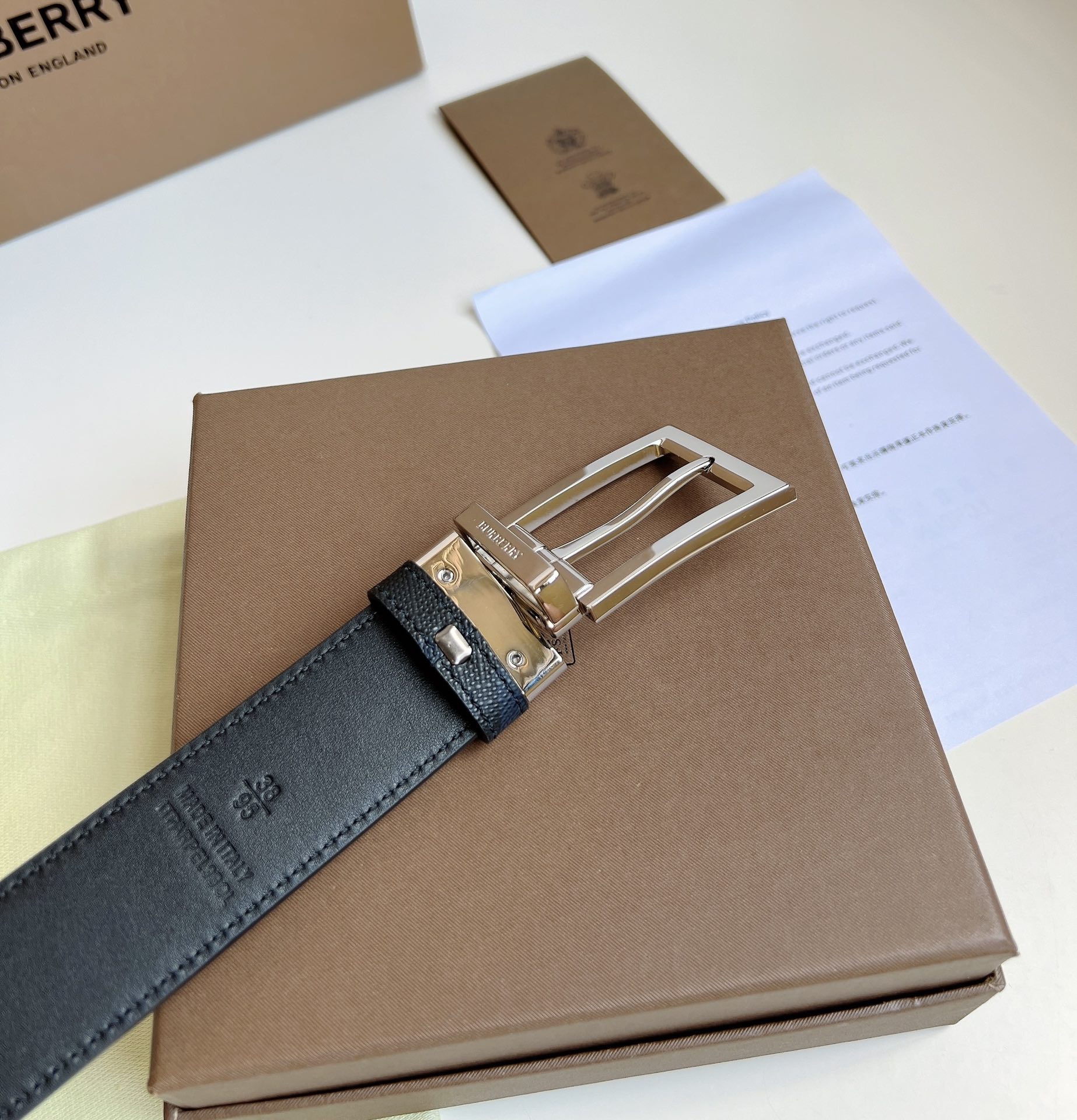 Burberry  專櫃同步 雙面兩用的意大利制腰帶   選用皮革與專屬標識印花環保帆布製作  腰帶配有精美的專屬標識造型飾牌搭扣  寬:3.5cm  精緻優雅  簡單大方.