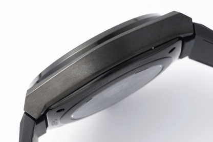 LF真力時DEFY系列全新升級版，殼身 頭粒 機芯 表扣等均做了升級調整。一款根據路虎標誌性花輪轂設計而成的高顏值鏤空腕表。

原裝開模鑄造，極致還原表殼的每一處細節打磨倒角，盡顯原裝菱角分明、堅毅果敢的陽剛氣質。完美的41mm表經，適配大眾男性手寸，正裝休閒兩不誤。根據汽車輪轂設計而成的五角星錶盤，未來概念感十足。同步官網新款五角星折疊扣，搭載定製版Cal.670sk全自動機械機芯，鏤空日曆的大小與位置、機芯夾板、齒輪、五角星陀皆按原版機芯數據拆解鍛造而成。

LF臻品 陳奕迅Eason同款，時尚前衛、