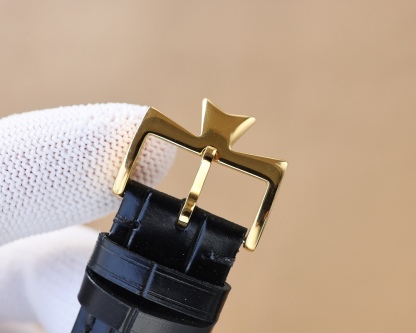 【TW 最新熱門款🔥】江詩.丹頓🆕Vacheron constantin 經典之美品鑒江詩.丹頓傳承系列腕表！
1⃣️團隊歷時9個月精心設計，敢為人先，力求完美，突破多層技術瓶頸💪
2️⃣ 市場獨家最新鍋蓋玻璃材質，超強的3D立體感，超薄工藝，超強夜光，直徑42mm👏
3️⃣款式採用原裝9015®機芯，每小時振頻28800次，零返修®質量✅
4⃣️ 錶盤上採用經典獨家內影，更顯示出這款腕表的華貴氣質🕶
5⃣️ 款式搭配意大利牛皮讓手腕更貼合舒適
   🔥頂級出品 精品不斷🔥