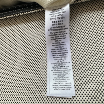 B家最新的寬肩帶斜跨包，選用進口牛皮與 Vintage 復古格紋打造，設有徽鐫標刻按扣。搭配拆可式背帶，點綴花提精紡的bur徽標。隨心變為換肩背包或手拿造包型。25 x 8.5 x 18cm🌟型號9061