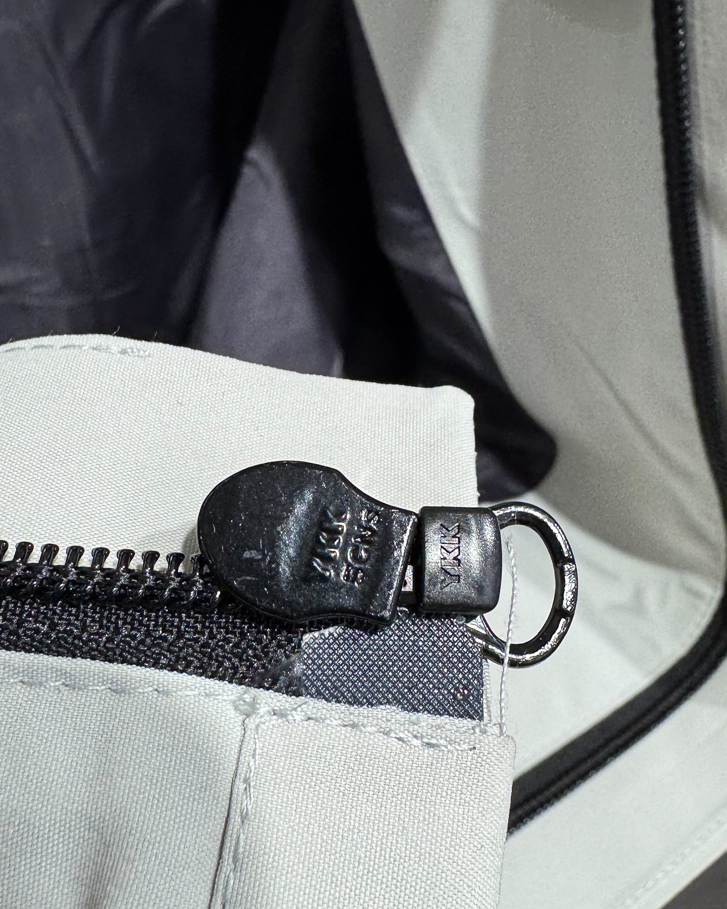 lululemon 機能衝鋒衣 | 雙緯記憶T800面料，戶外通勤全能王！
懂行的都知道，lululemon這件衝鋒衣的面料才是真·黑科技！採用雙緯記憶T800面料，防水4級以上，防風防雨、抗皺透氣、防刮耐磨，立體有型不軟塌，里料更是抗靜電布，應對乾燥天氣或特殊場所都毫無壓力！
- 防護拉滿：防潑拒水+防風鎖暖+透濕排網，暴雨天不漏水，大風天不透涼，運動時還能快速排汗，戶外徒步、通勤驟雨都能穩穩hold住。
- 細節質感：可調節抽繩連帽+隱形拉鍊口袋，胸口lululemon Logo+下擺壓印