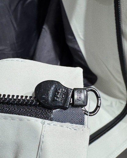 lululemon 機能衝鋒衣 | 雙緯記憶T800面料，戶外通勤全能王！
懂行的都知道，lululemon這件衝鋒衣的面料才是真·黑科技！採用雙緯記憶T800面料，防水4級以上，防風防雨、抗皺透氣、防刮耐磨，立體有型不軟塌，里料更是抗靜電布，應對乾燥天氣或特殊場所都毫無壓力！
- 防護拉滿：防潑拒水+防風鎖暖+透濕排網，暴雨天不漏水，大風天不透涼，運動時還能快速排汗，戶外徒步、通勤驟雨都能穩穩hold住。
- 細節質感：可調節抽繩連帽+隱形拉鍊口袋，胸口lululemon Logo+下擺壓印