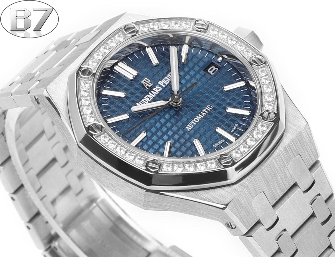 AP愛彼 女款愛彼皇家橡樹 剔除機芯甲板多餘部分，使之變得更加鏤空——成就鋼表巔峰—— 實力演繹 衛冕“鋼”王！【6大精妙之處】1.正品拆解開模，尺寸為37毫米與正品一致！2.完美還原正品表殼的每一處細節，盡顯正品“稜角分明 堅毅果敢”的陽剛氣質。3.鋼帶的做工無可挑剔，比市面上任何鋼帶表做工均要更上一層樓，鋼帶頭粒和表頭銜接的“緩衝帶”的鬆緊程度與正品一模一樣。4.自動陀的與原裝致敬，是市面唯一做到顏色於原裝一致的版本（市面一般版本均偏紅）其上的ap族徽雕刻獨一無二。