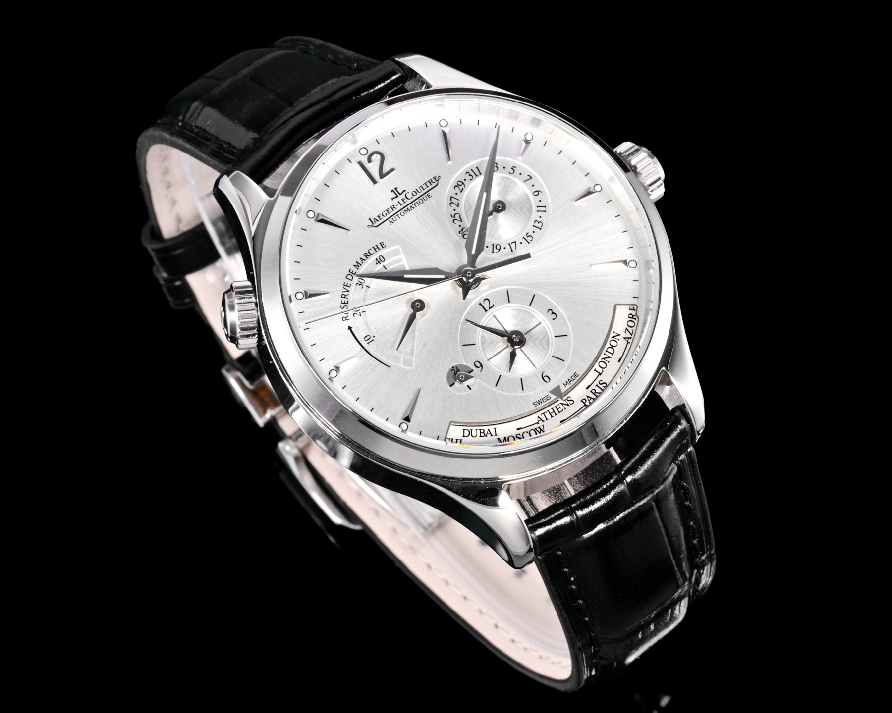 V+ Factory出品
【市場最高版本】JL積家 各路大咖都叫它大醜 其實賦予的是極高贊美 論品味與外觀 在鐘錶界有著舉足輕重的地位 戴出去怎麼都是長臉 各種彰顯品味 Master 地理學家大師系列 Q1428421 復刻版全新升級 多功能腕表 升級Cal.939A機芯 打磨效果更近原裝 升級軸 自動陀為玫金邊 字面紋路清晰 功能：日期顯示 雙時區 動力儲備顯示 316L精鋼  直徑42mm  原裝折疊扣！V+ Factory匠心之作 值得你擁有！