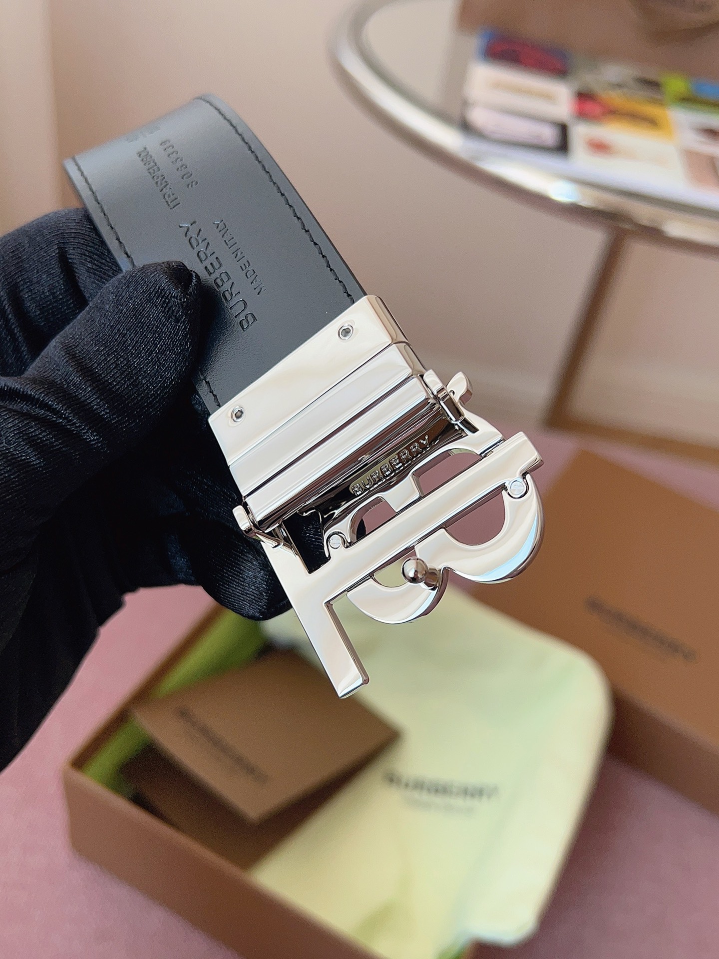 
Burberry博柏利品牌始終秉承傳統精髓，彰顯卓爾不凡的匠制工藝，優雅率性的英倫設計與銳意革新的時尚理念。3.5cm