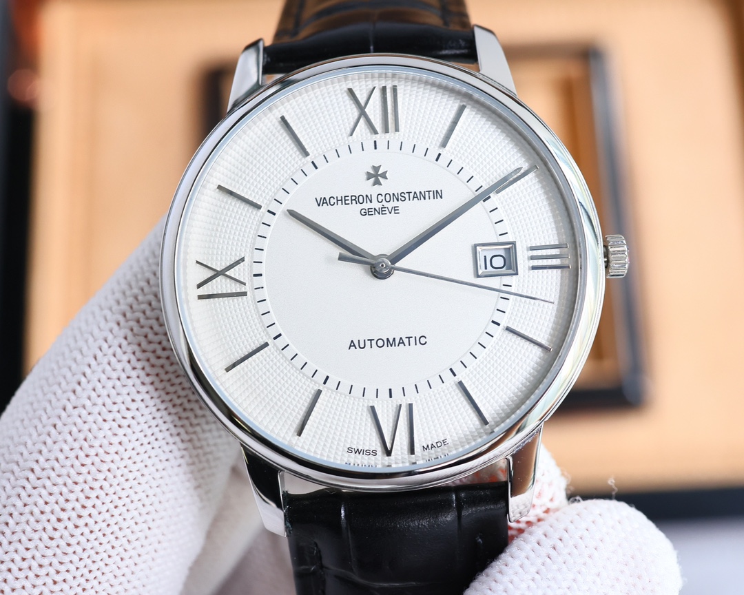 市場最高復刻 V4升級版本 江詩丹頓VC傳承系列85180腕表！
1⃣️【表殼】尺寸40MMX9MM，完美圓形的表殼，搭配微孤式表耳設計，使之更加貼合佩戴者的手腕。每一個成品殼套，都需經過MK嚴格的質量把控，方能還原正品獨特的質感。
2⃣️【機芯】9015鋼輪等部件均由MK制表師精工裝飾，自動擺陀更是鍍有18k金，最大限度呈現原裝精湛的工藝水平。
3⃣️【表鏡】前後兩片藍寶石玻璃鏡面，均有防眩暈鍍膜處理。
4⃣️【錶帶】雙層意大利小牛皮，搭配馬耳他十字針扣🔥AD出品 精品不斷🔥