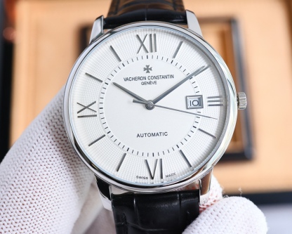 市場最高復刻 V4升級版本 江詩丹頓VC傳承系列85180腕表！
1⃣️【表殼】尺寸40MMX9MM，完美圓形的表殼，搭配微孤式表耳設計，使之更加貼合佩戴者的手腕。每一個成品殼套，都需經過MK嚴格的質量把控，方能還原正品獨特的質感。
2⃣️【機芯】9015鋼輪等部件均由MK制表師精工裝飾，自動擺陀更是鍍有18k金，最大限度呈現原裝精湛的工藝水平。
3⃣️【表鏡】前後兩片藍寶石玻璃鏡面，均有防眩暈鍍膜處理。
4⃣️【錶帶】雙層意大利小牛皮，搭配馬耳他十字針扣🔥AD出品 精品不斷🔥