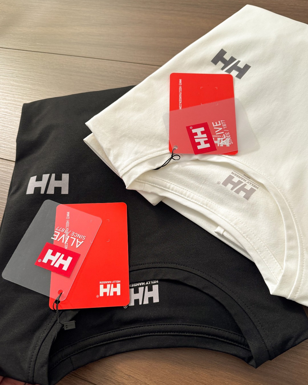 春季新款HH海麗漢森戶外必備休閒長袖T恤！
高品質面料製成的圓領長袖 ，面料整體輕量 質感 棉感速乾型面料  讓衣服更有立體感 活動時背部肩部超自在 沒有緊繃感 高舒適度 讓運動更加自如！運動版型 適合單穿或者內搭穿著！單穿簡約乾淨，疊穿非常有時尚感！四面高彈！無拘無束

顏色：黑色 白色。尺碼：m~3xl

尺碼 衣長 胸圍 袖長 建議身高 建議體重	
M 67 102 60 165-170CM 115-130斤	
L 69 106 62 170-175CM 130-145斤	
XL 71