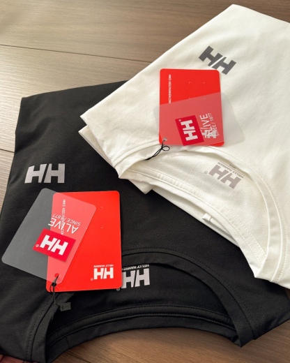 春季新款HH海麗漢森戶外必備休閒長袖T恤！
高品質面料製成的圓領長袖 ，面料整體輕量 質感 棉感速乾型面料  讓衣服更有立體感 活動時背部肩部超自在 沒有緊繃感 高舒適度 讓運動更加自如！運動版型 適合單穿或者內搭穿著！單穿簡約乾淨，疊穿非常有時尚感！四面高彈！無拘無束

顏色：黑色 白色。尺碼：m~3xl

尺碼 衣長 胸圍 袖長 建議身高 建議體重	
M 67 102 60 165-170CM 115-130斤	
L 69 106 62 170-175CM 130-145斤	
XL 71