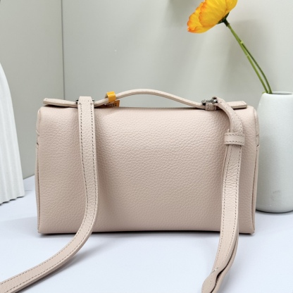 𝓛𝓸𝓻𝓸 𝓟𝓲𝓪𝓷𝓪諾悠翩雅
𝑬𝒙𝒕𝒓𝒂 𝑷𝒐𝒄𝒌𝒆𝒕 𝑳𝟏𝟗 
這是一款大開口結構的功能性設計的手拿包，經典風格和簡約設計的組合體。包身採用進口原廠小牛皮材質，輕微的錘紋呈現優雅的紋理，內里採用進口原廠小羊皮。皮革手柄和可拆卸肩帶，可打造出不同背法實用百搭。雙向拉鍊開合，搭配My Charms銀色金屬掛飾。（LP特級全鋼配件五金）
size：11×19×6.5cm
貨號：FAN4046
配套全套專櫃禮盒包裝🎁