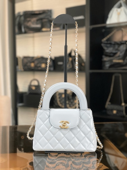 特▪️級 
🆕𝗖𝗵𝗮𝗻𝗲𝟭  
𝗞𝗲𝗹𝗹𝘆 手提鏈條包大號 淺藍

全網最熱🔥𝟤𝟦𝖯 𝗄𝖾𝗅𝗅𝗒手提袋
叱吒整個秀場，簡直美絕了〰️
簡約又復古的小手提很靈魂很舒適。
又乖又耐看，實在絕對愛不釋手❕

五金：厚鍍𝟤𝟦𝗄復古金
皮料：𝖵𝖾𝗅𝗂𝖾𝗋𝗊亮面小牛皮
尺寸： 𝟣𝟥*𝟣𝟫*𝟩 𝖼𝗆
4416