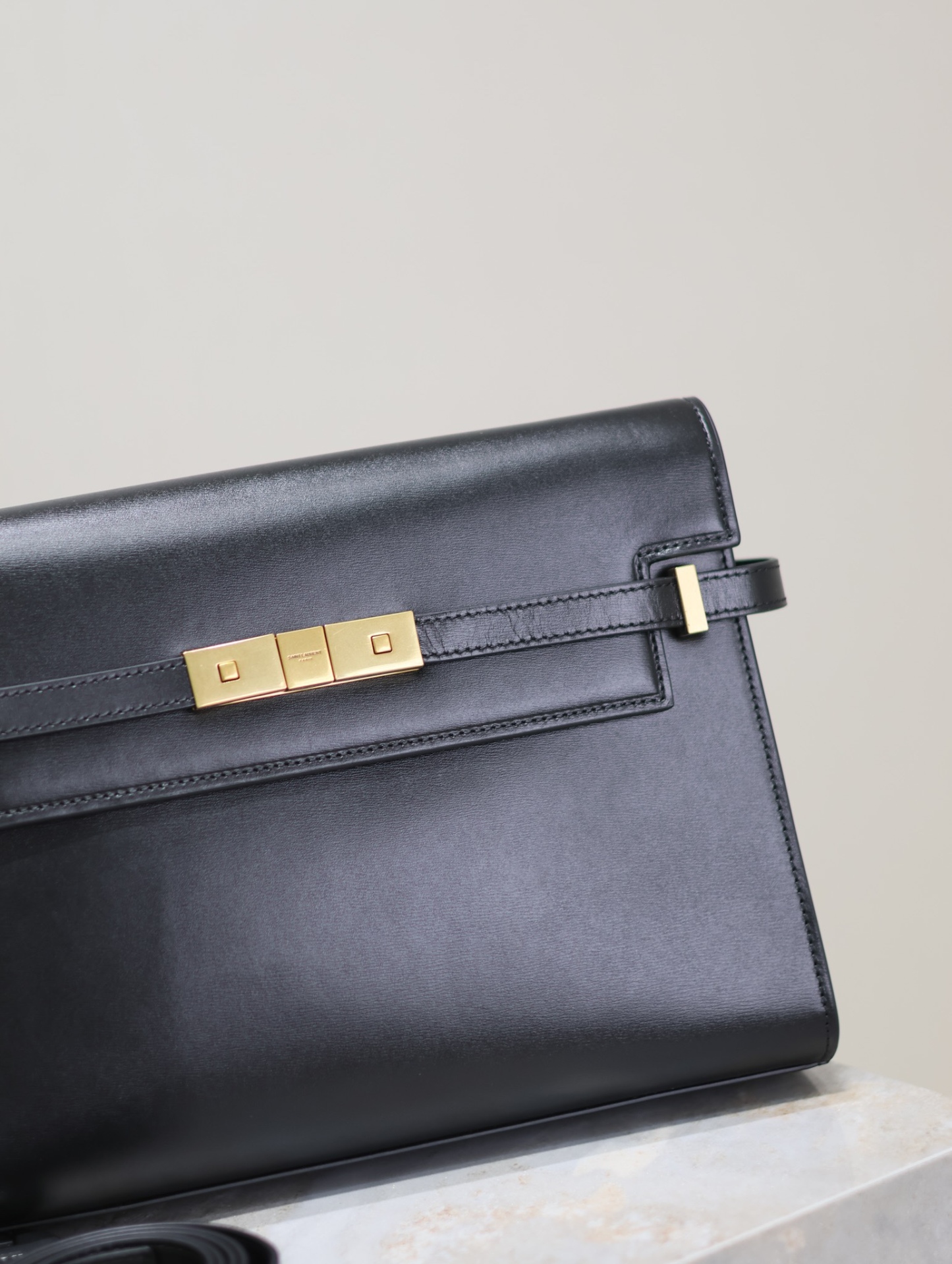 Manhattan_29cm
翻蓋曼哈頓法棍包，一改以往經典的logo，取而代之低調簡約的設計風格，它有點像H家的凱莉，很有復古的味道！商務➕休閒兩者結合，總結起來就是百搭！可以手拿，可以單肩或斜挎，一包多用，滿足了商務型女士，又滿足了小女生的休閒！精心挑選的意大利牙簽紋牛皮、完美的走線、精緻的五金讓整個包包都散髮出高級的味道！
型號：579271
尺寸：29x20.5x7cm