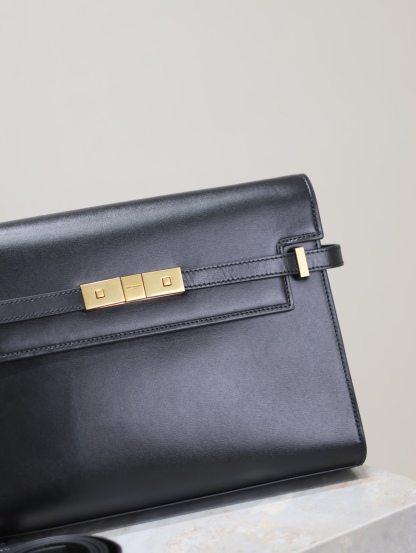 Manhattan_29cm
翻蓋曼哈頓法棍包，一改以往經典的logo，取而代之低調簡約的設計風格，它有點像H家的凱莉，很有復古的味道！商務➕休閒兩者結合，總結起來就是百搭！可以手拿，可以單肩或斜挎，一包多用，滿足了商務型女士，又滿足了小女生的休閒！精心挑選的意大利牙簽紋牛皮、完美的走線、精緻的五金讓整個包包都散髮出高級的味道！
型號：579271
尺寸：29x20.5x7cm