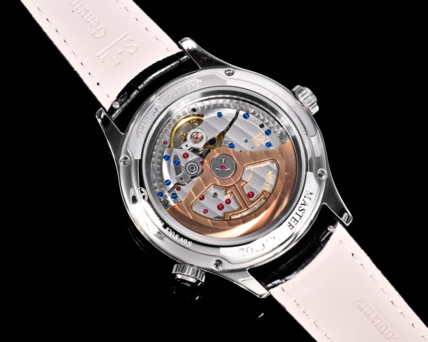 V+ Factory出品
【市場最高版本】JL積家 各路大咖都叫它大醜 其實賦予的是極高贊美 論品味與外觀 在鐘錶界有著舉足輕重的地位 戴出去怎麼都是長臉 各種彰顯品味 Master 地理學家大師系列 Q1428421 復刻版全新升級 多功能腕表 升級Cal.939A機芯 打磨效果更近原裝 升級軸 自動陀為玫金邊 字面紋路清晰 功能：日期顯示 雙時區 動力儲備顯示 316L精鋼  直徑42mm  原裝折疊扣！V+ Factory匠心之作 值得你擁有！