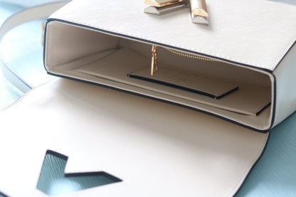 原版品質[玫瑰]歡迎貨比三家[玫瑰]款號：50391/22773/22774/23074/22768[玫瑰][玫瑰][玫瑰]本款Twist中號手袋將品牌標誌性Monogram花卉精巧融入裝飾鏈條，與雙色鎖扣相互呼應，優雅詮釋當季 TwistedFlowers主題。內貼袋之一配有可拆卸鏡子。
23x17x9.5釐米(長度x高x寬) Epi粒面皮革牛皮革飾邊牛皮革內襯金屬件
LVTwist扭鎖
內貼袋，配有可拆卸鏡子後側內貼袋
大號前內袋配有拉鍊袋肩帶:可拆卸，可調節包帶半長:350釐米
