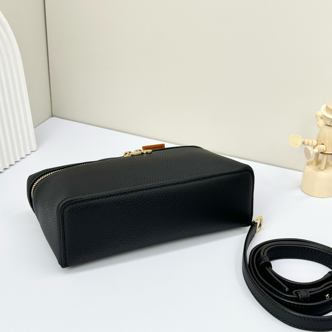 𝓸𝓻𝓸 𝓟𝓲𝓪𝓷𝓪諾悠翩雅
𝑬𝒙𝒕𝒓𝒂 𝑷𝒐𝒄𝒌𝒆𝒕 𝑳𝟏𝟗 
這是一款大開口結構的功能性設計的手拿包，經典風格和簡約設計的組合體。包身採用進口原廠小牛皮材質，輕微的錘紋呈現優雅的紋理，內里採用進口原廠小羊皮。皮革手柄和可拆卸肩帶，可打造出不同背法實用百搭。雙向拉鍊開合，搭配My Charms銀色金屬掛飾。（LP特級全鋼配件五金）
size：11×19×6.5cm
貨號：FAN4046
配套全套專櫃禮盒包装🎁