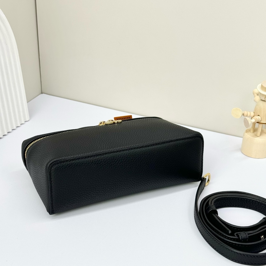 𝓸𝓻𝓸 𝓟𝓲𝓪𝓷𝓪諾悠翩雅
𝑬𝒙𝒕𝒓𝒂 𝑷𝒐𝒄𝒌𝒆𝒕 𝑳𝟏𝟗 
這是一款大開口結構的功能性設計的手拿包，經典風格和簡約設計的組合體。包身採用進口原廠小牛皮材質，輕微的錘紋呈現優雅的紋理，內里採用進口原廠小羊皮。皮革手柄和可拆卸肩帶，可打造出不同背法實用百搭。雙向拉鍊開合，搭配My Charms銀色金屬掛飾。（LP特級全鋼配件五金）
size：11×19×6.5cm
貨號：FAN4046
配套全套專櫃禮盒包装🎁