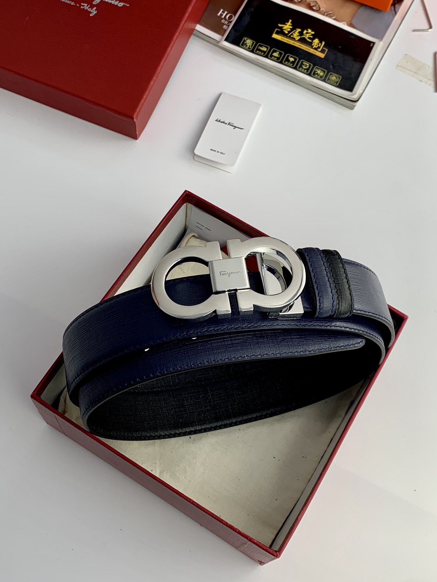 〖F家〗這款皮帶採用雙面小牛皮，搭配純銅八字扣，打造高雅考究的造型。寬3.5cm，長度可調節，達到量身定制般的修身效果。