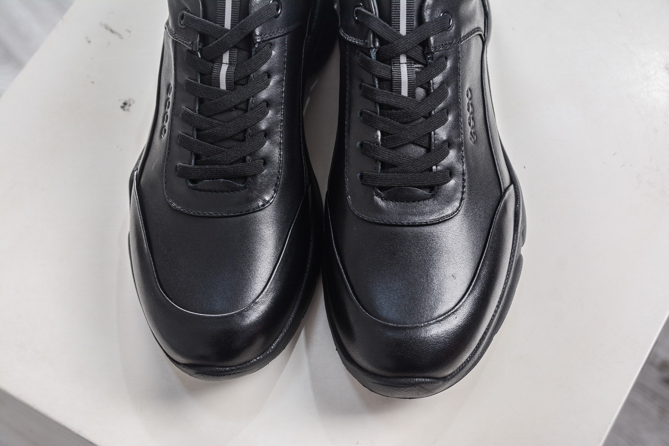 ECCO愛步運動鞋男透氣輕便防滑緩震牛皮跑鞋健步BIOMC系列全新品質 
貨號：882517 01001
尺碼：38 39 40 41 42 43 44（皮鞋码）