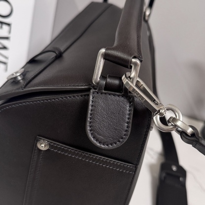 羅家🌟新款 🆕大號亮面牛皮革Panta Puzzle  手袋Puzzle 以別具一格的幾何線條勾勒長方體造型。此大號版本採用亮面牛皮革製成，飾有單寧布長褲風格細節 .可肩背、斜挎或手提*可拆卸可調節肩帶*拉鍊開合，牛皮革拉鍊頭*一個外部拉鍊後袋，一個內部插袋人字紋棉質帆布襯里*Anagram 壓紋
size: 33×14.7×21.5cm
型號：052500