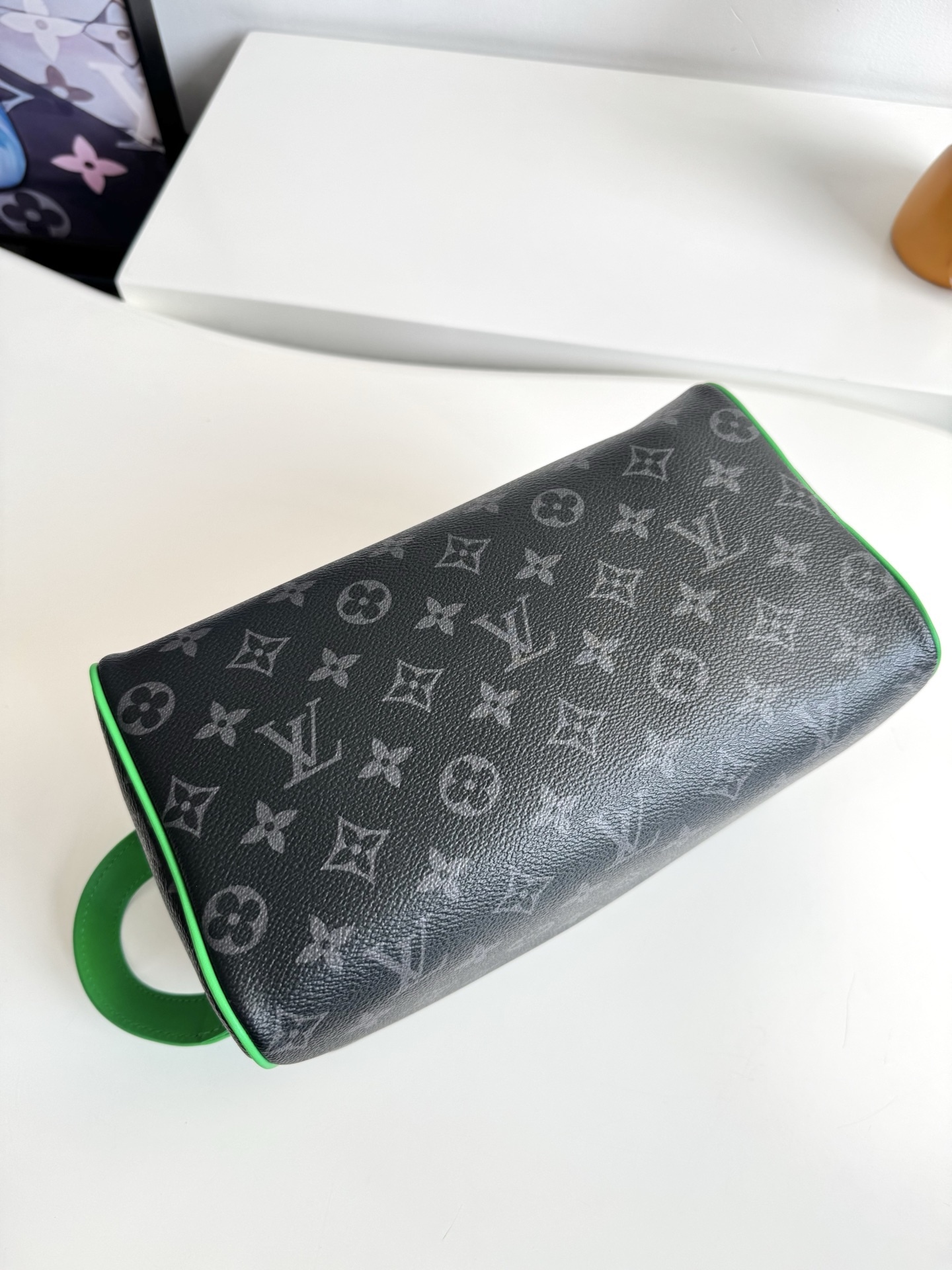 『動態芯片』 🇫🇷海外原單M26433獨家實拍！本款 Dopp Kit 盥洗袋首度為 Monogram Eclipse 塗層帆布搭配明麗皮革，令功能設計釋放動感氣息。雙拉鍊和皮革手柄便於取放洗漱用品。尺寸：28×16.5×15cm