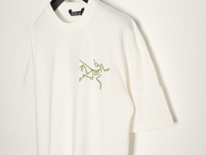 Ayc`Teryx  始祖鳥 字母LOGO彩繪漸變短袖
高端32s雙紗280克面料
重磅面料 定制拉架羅紋同缸同染 三標齊全 男女同款 
T 尺碼：S M L