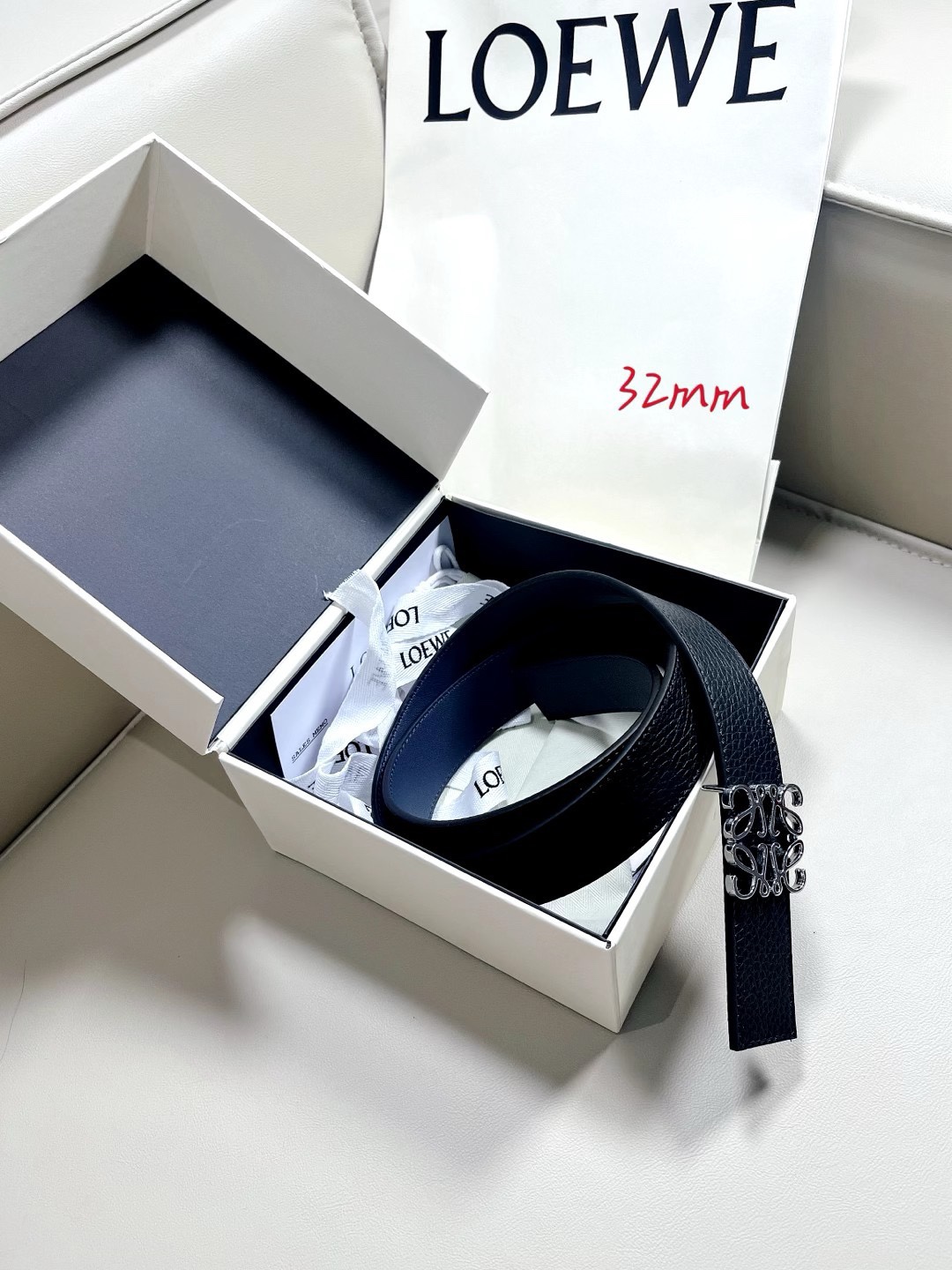 羅意威LoEWE 3.2cm正反兩穿腰帶，選用壓紋牛皮革製成，反復Anagram圖案