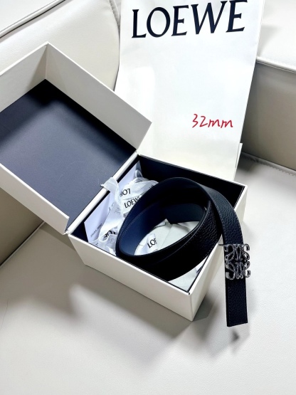 羅意威LoEWE 3.2cm正反兩穿腰帶，選用壓紋牛皮革製成，反復Anagram圖案