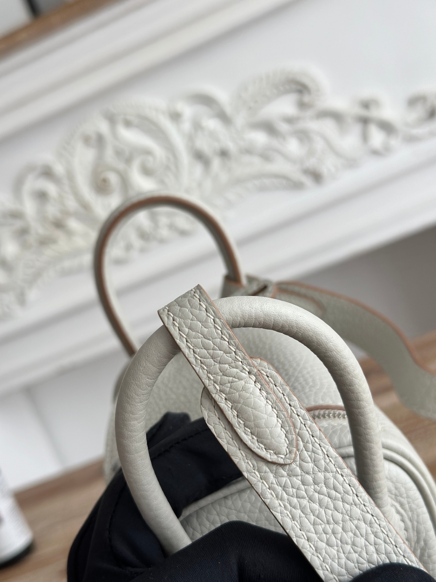 琳迪lindy 19cm	
Tc皮 蜜蠟線半手工縫製
lindy19保留了琳迪包所有細節的完整設計，側口袋、拉鍊等全部都是經典的設計√
這只小可愛暴擊了多少人的少女心