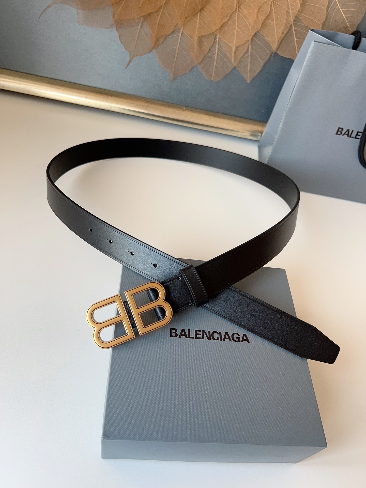 巴黎世家（Balenciaga）寬度3.0cm 是法國的奢侈品牌，作為時尚界最具影響力品牌之一的地位。設計師源於：都市時尚潮流獨特的設計風格，採用進口小牛皮製作；搭配純銅復古五金，使其更具魅力。值得擁有的百搭精品！