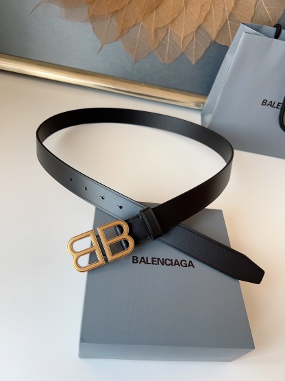 巴黎世家（Balenciaga）寬度3.0cm 是法國的奢侈品牌，作為時尚界最具影響力品牌之一的地位。設計師源於：都市時尚潮流獨特的設計風格，採用進口小牛皮製作；搭配純銅復古五金，使其更具魅力。值得擁有的百搭精品！