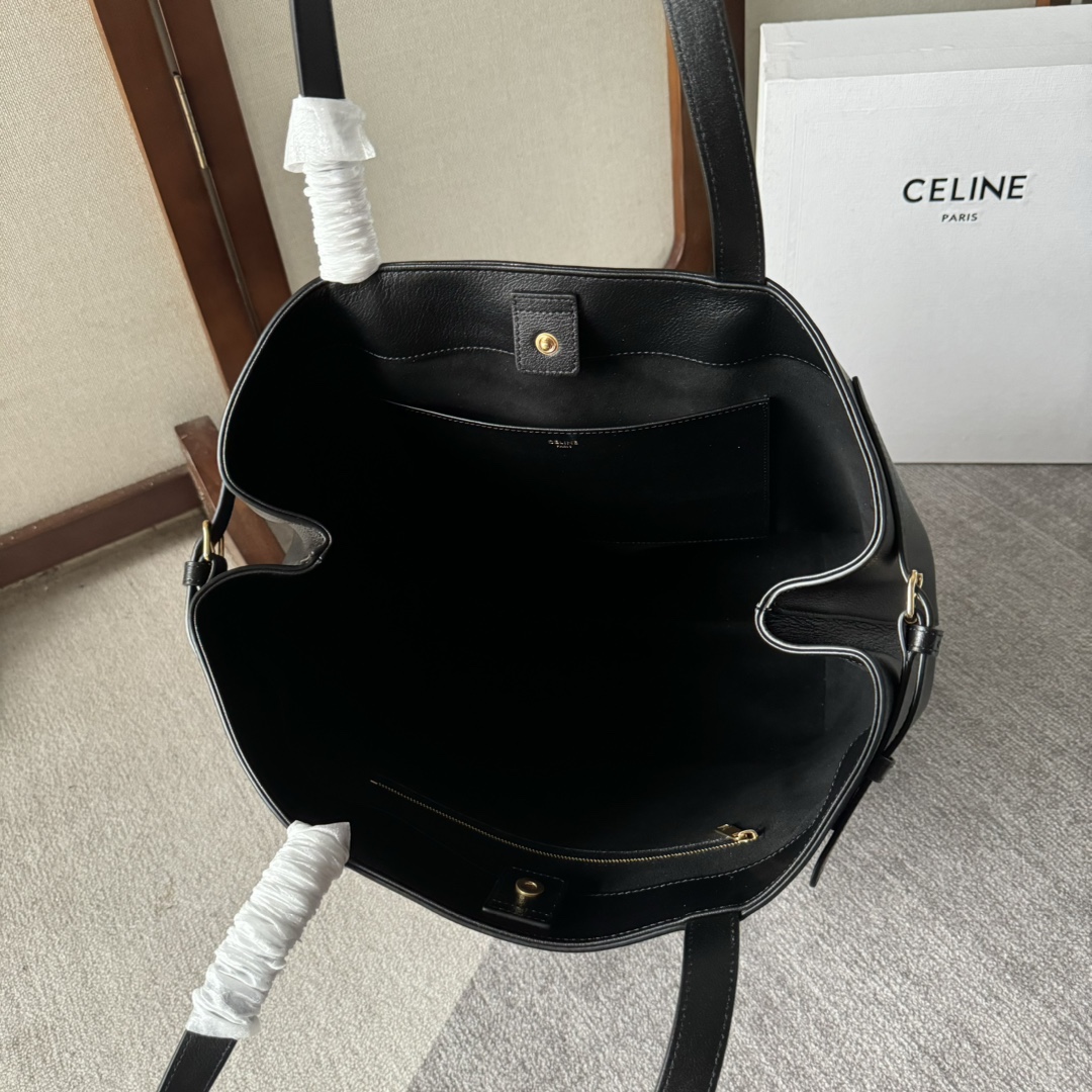 CELINE  24夏季新款Cabas 托特包👜
高級百搭又實用/購物袋的款式
展現著簡約美學和實用性～❤️
大容量設計～無論是日常出街還是通勤 都能輕鬆裝下各種物品～袋口可自主調節大小🌹
款號 116853 尺寸：54*29*15cm