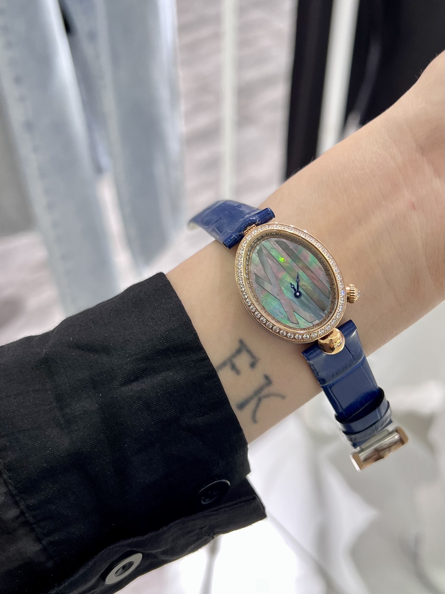 上手圖

優雅出品史上最強復刻女表——寶璣那不勒斯皇后  黃金殼  系列驚艷登場，修正市場版本的所有不足，高貴典雅，盡顯女王風範！
【表殼】腕表尺寸分別為中號36.5x28.5毫米 小號33 x 25毫米
鵝卵形表殼高雅大氣，表殼外緣飾有錢幣紋。表圈和表殼周圍鑲嵌共117顆施華洛水晶（約0.99克拉）。表冠處鑲有一顆梨形晶石（約0.26克拉）
【精彩細節】
1.與原裝吻合，在表殼背部均打有貴金屬標識，效果清晰工整，彰顯腕表檔次。2.穹面玻璃，從側面看不僅有魚眼效果，還能折射鑽石帶來的璀璨光芒，更顯腕表高貴