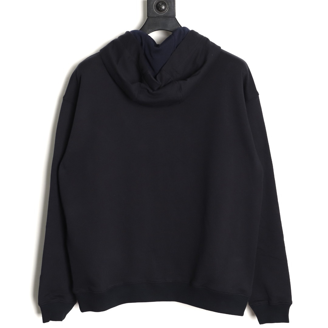 🔝FENDI芬迪FD 藍字母刺繡連帽衛衣
選用100%棉為基底編織而成的單面魚鱗布面料，正面為平滑的針織面，觸膚面通過針織機的浮線編織技術形成立體的毛圈，增加蓬松感， 同時觸感細膩。毛圈結構吸水量大且蒸發快，經過預縮處理之後，縮水率低於2%，確保成衣尺寸穩定。深藍色染整採用活性染料，色澤濃郁飽滿，多次洗滌不易褪色。
胸前“FENDI Flower”圖案採用日本田島繡花機精密刺繡，融合多色漸變與立體肌理，呈現獨特的水彩效果。字母與花朵圖案使用不同深淺的藍白漸變繡線，從淺藍到靛藍自然過渡，