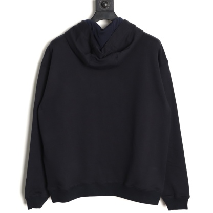 🔝FENDI芬迪FD 藍字母刺繡連帽衛衣
選用100%棉為基底編織而成的單面魚鱗布面料，正面為平滑的針織面，觸膚面通過針織機的浮線編織技術形成立體的毛圈，增加蓬松感， 同時觸感細膩。毛圈結構吸水量大且蒸發快，經過預縮處理之後，縮水率低於2%，確保成衣尺寸穩定。深藍色染整採用活性染料，色澤濃郁飽滿，多次洗滌不易褪色。
胸前“FENDI Flower”圖案採用日本田島繡花機精密刺繡，融合多色漸變與立體肌理，呈現獨特的水彩效果。字母與花朵圖案使用不同深淺的藍白漸變繡線，從淺藍到靛藍自然過渡，