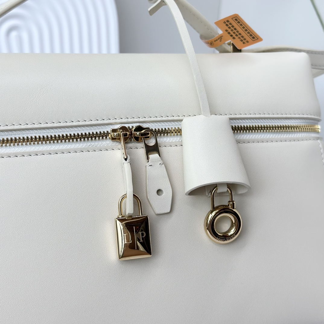 𝓛𝓸𝓻𝓸 𝓟𝓲𝓪𝓷𝓪 諾悠翩雅
𝑬𝒙𝒕𝒓𝒂 𝑩𝒂𝒈 𝑳𝟐𝟕 
寬開口加大容量斜挎包，包型設計更立體更有型，包身採用進口原廠小牛皮，手感柔軟而獨特，包包內部結構多了內袋。雙向加長拉鍊開合，配有My Charms金色金屬掛飾（LP特級純鋼五金配件）
size：27*16*10釐米
配全套專櫃禮盒包裝🎁