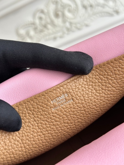 馬蹄包  半手工蠟線	Halzan	
 能滿足各種背法的!!
①手拎包②斜挎包③單肩包④手拿包
togo皮、五金細緻到油邊 無處不精緻√ 
尺寸：25cm