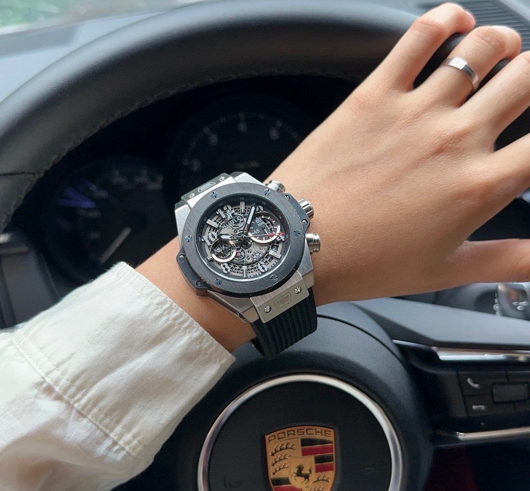 恆寶 Hublot精品男士腕表，勁爆鏤空設計，技藝精湛，獨具匠心，尊貴大氣，紳士風範。採用全自動機械機芯，頂級316精鋼表殼，天然橡膠錶帶，礦物質超強鏡面，尺寸43*13