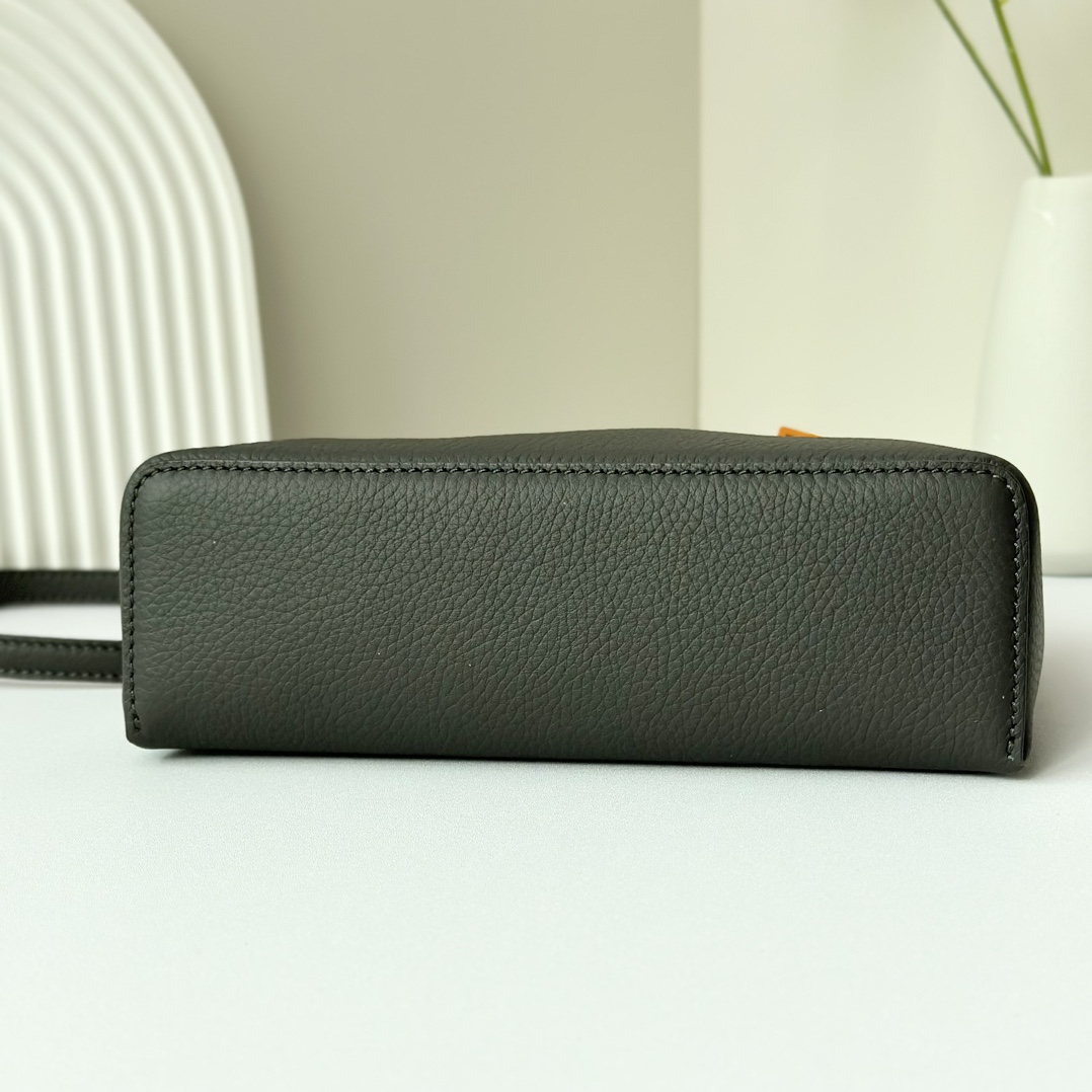 𝓛𝓸𝓻𝓸 𝓟𝓲𝓪𝓷𝓪諾悠翩雅
𝑬𝒙𝒕𝒓𝒂 𝑷𝒐𝒄𝒌𝒆𝒕 𝑳𝟏𝟗 
這是一款大開口結構的功能性設計的手拿包，經典風格和簡約設計的組合體。包身採用進口原廠小牛皮材質，輕微的錘紋呈現優雅的紋理，內里採用進口原廠小羊皮。皮革手柄和可拆卸肩帶，可打造出不同背法實用百搭。雙向拉鍊開合，搭配My Charms銀色金屬掛飾。（LP特級全鋼配件五金）
size：11×19×6.5cm
貨號：FAN4046
配套全套專櫃禮盒包裝🎁